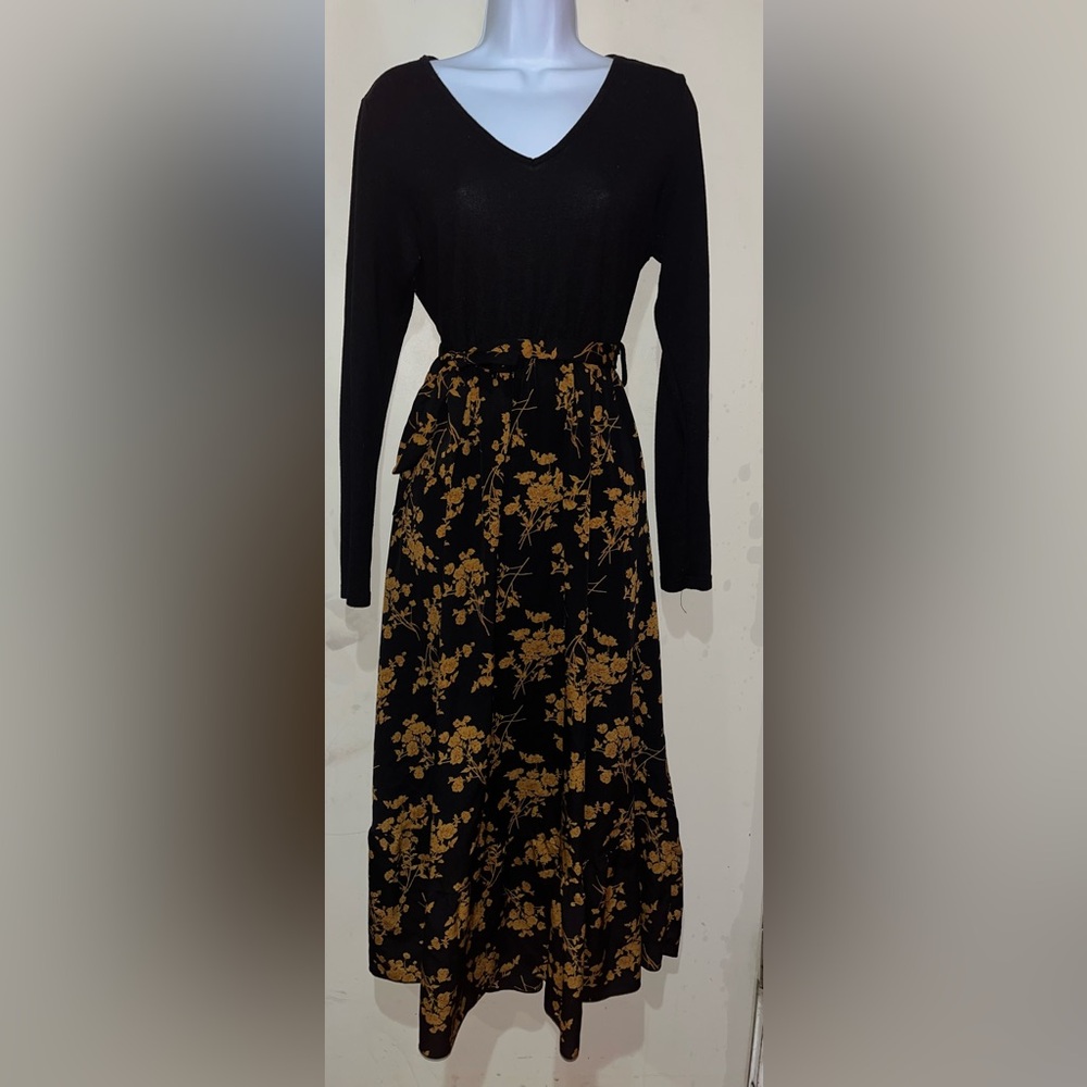 Long Sleeve Flowy V-Neck Dress with belt